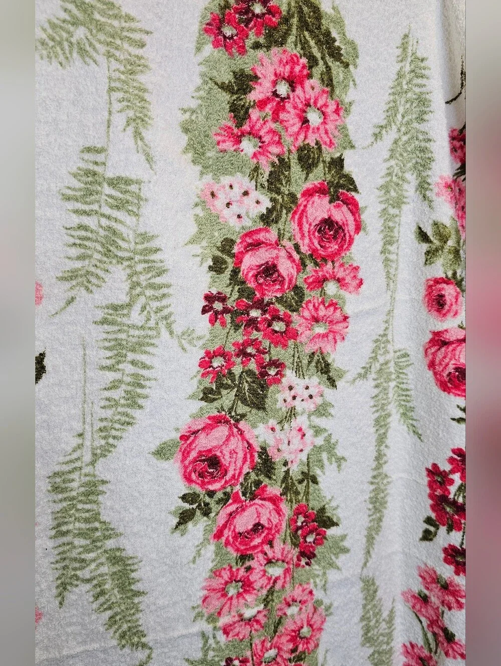 Canon 60s Retro Pink Roses With Ferns Bath Towel